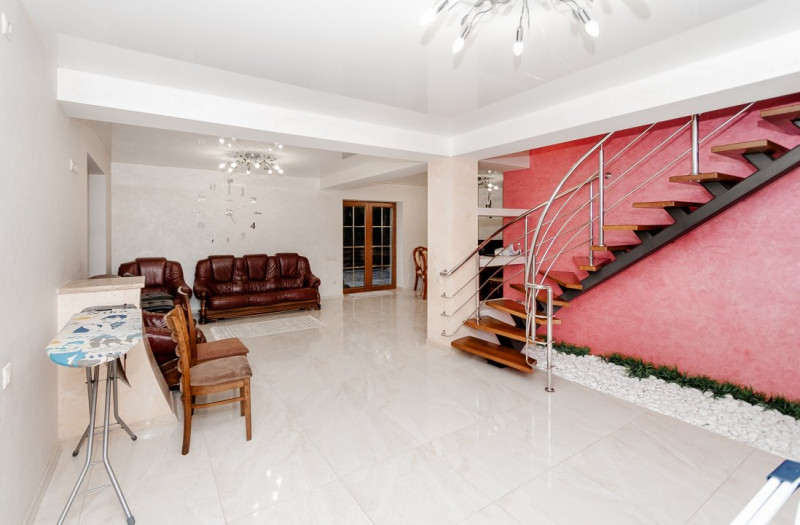 Casă de închiriat în Băcioi!