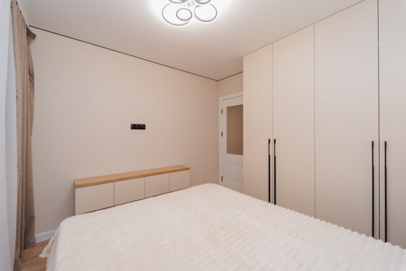 Botanica, bd. Dacia 28, apartament 2 camere + living, seria Varnița.