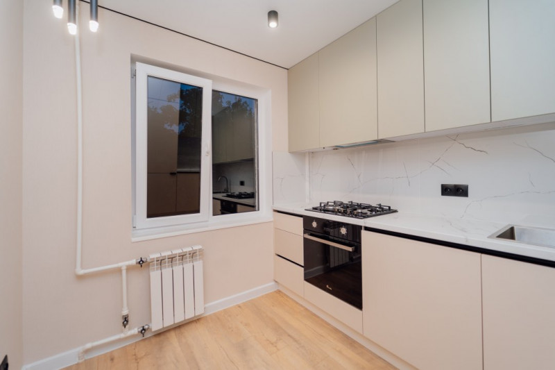 Botanica, bd. Dacia 28, apartament 2 camere + living, seria Varnița.