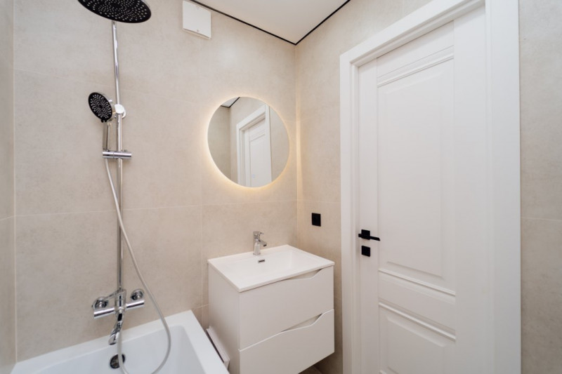 Botanica, bd. Dacia 28, apartament 2 camere + living, seria Varnița.