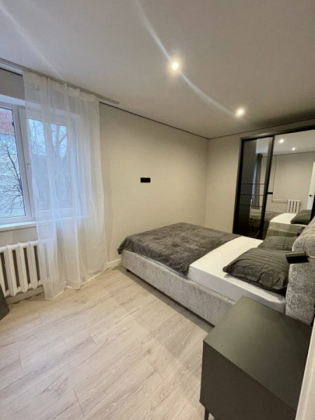Vanzare apartament cu 2 camere și living, Botanica, str. Trandafirilor