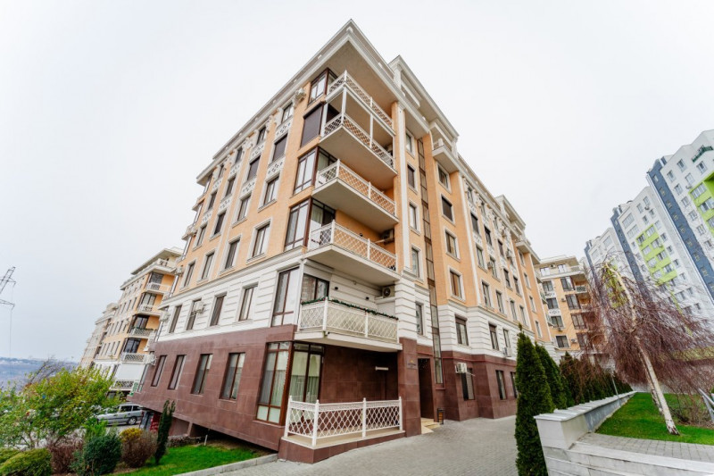 Chirie apartament cu 2 camere + living, Club House Inamstro, lângă pădure.