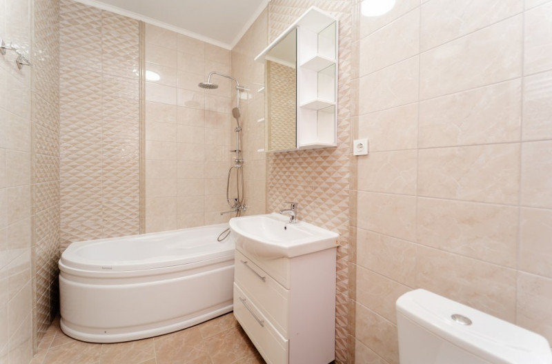 Chirie apartament cu 2 camere + living, Club House Inamstro, lângă pădure.