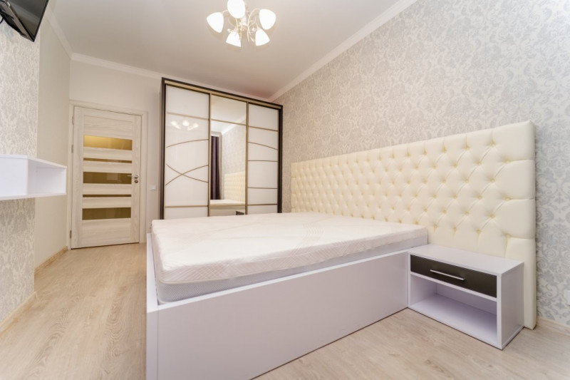 Chirie apartament cu 2 camere + living, Club House Inamstro, lângă pădure.