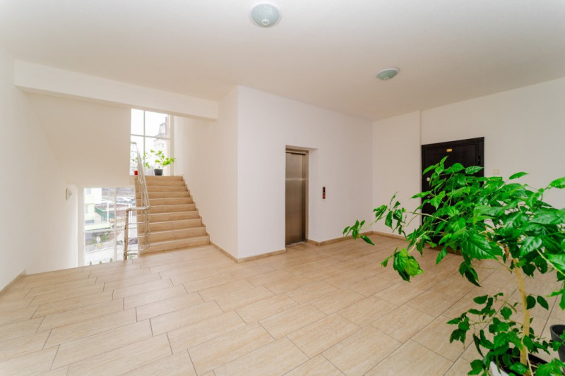 Chirie apartament cu 2 camere + living, Club House Inamstro, lângă pădure.